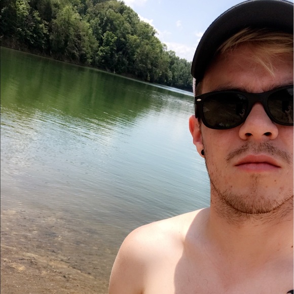 Profile Picture of Derek Daugherty (@derekjames07) on Poshmark