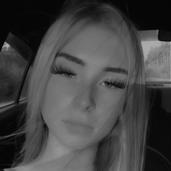 Profile Picture of Erin Wolnik (@wolniky) on Poshmark