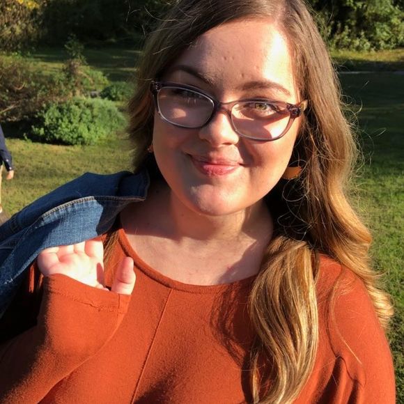 Profile Picture of Arianna Ackerman (@ackermanarianna) on Poshmark