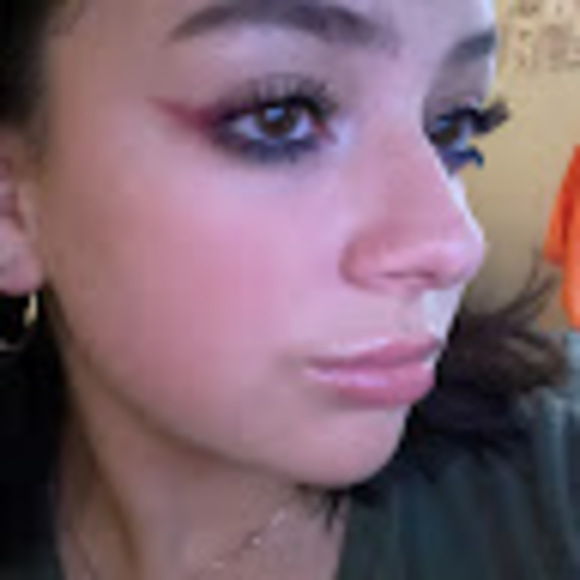 Profile Picture of Olivia Ramirez (@oliviaramirez43) on Poshmark