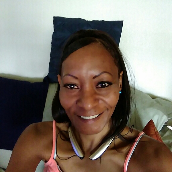 Profile Picture of Corsandra Davis (@corsandradavis) on Poshmark