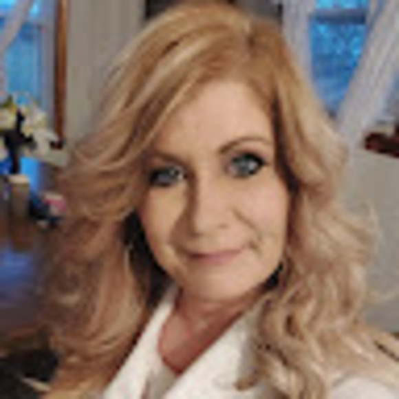 Profile Picture of Lola Mcnown (@polleylola1) on Poshmark