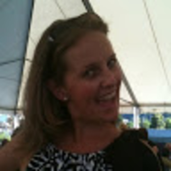 Profile Picture of Emily Bubbers (@emilybubbers) on Poshmark