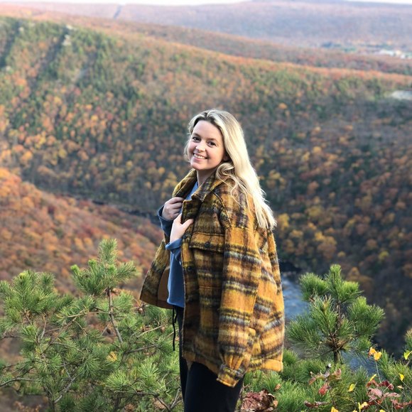 Profile Picture of Kelsi Smith (@kelsismith21) on Poshmark