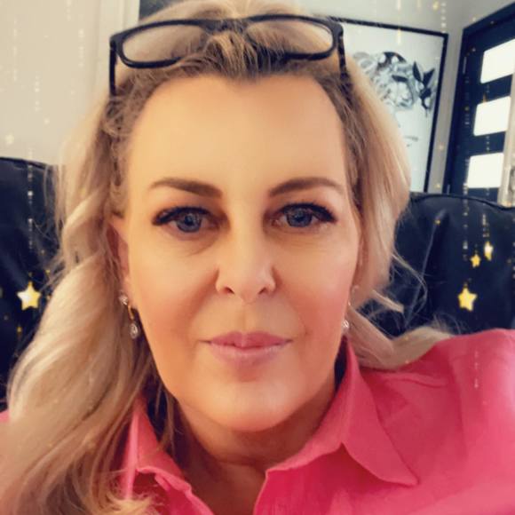 Profile Picture of Sharon Shorrock (@sharon_shorrock) on Poshmark