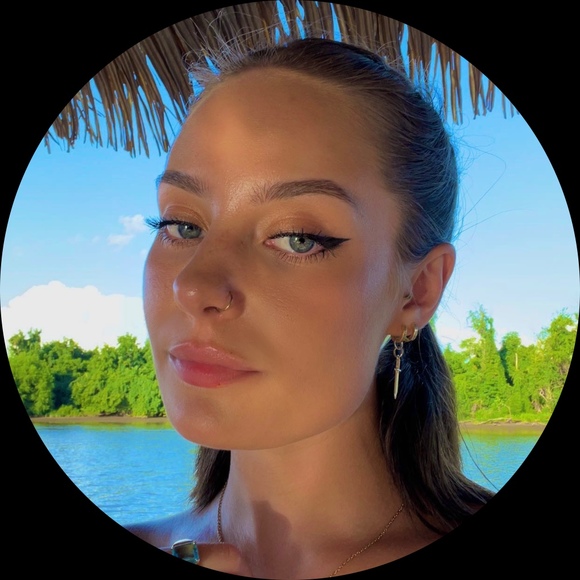 Profile Picture of Ava Hauge (@avahauge) on Poshmark