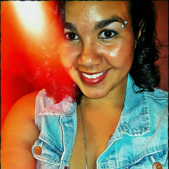 Profile Picture of Chelsea anne Gualdarama (@gbns1313) on Poshmark