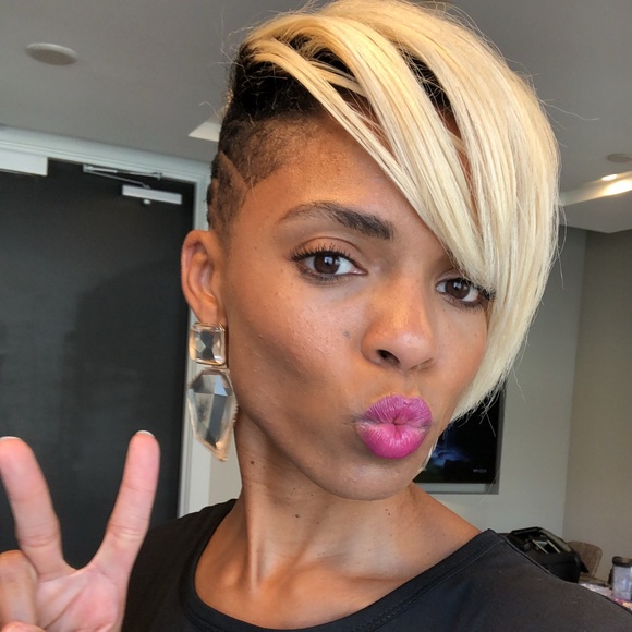 Profile Picture of Leah Thomas (@leahthecreative) on Poshmark
