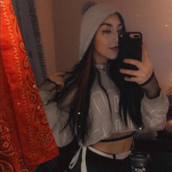 Profile Picture of Halie Schlievert (@haliewelsh2002) on Poshmark