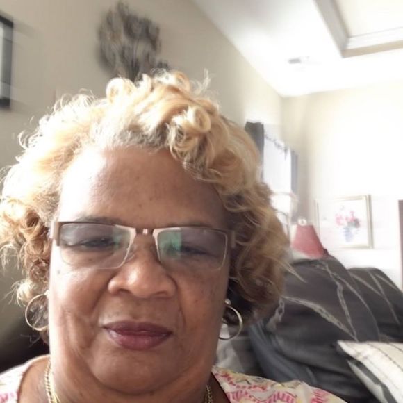 Profile Picture of Olivia Walls (@oliviawalls) on Poshmark