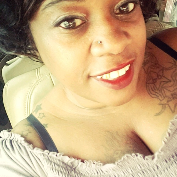 Profile Picture of Sebrina Livingston (@snlivingston2) on Poshmark
