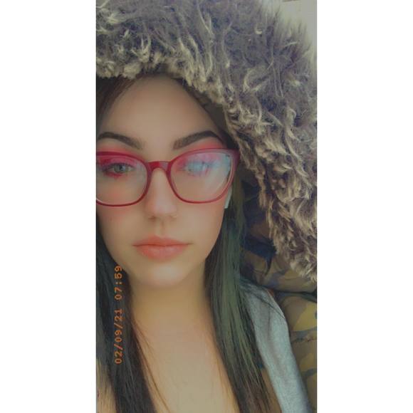 Profile Picture of Amanda Trëmbläy (@manda98646) on Poshmark