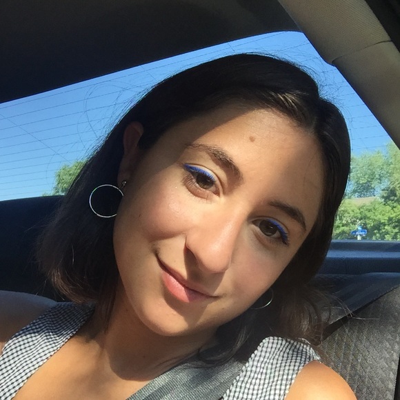 Profile Picture of Victoria Pacitto (@victoriouspatch) on Poshmark