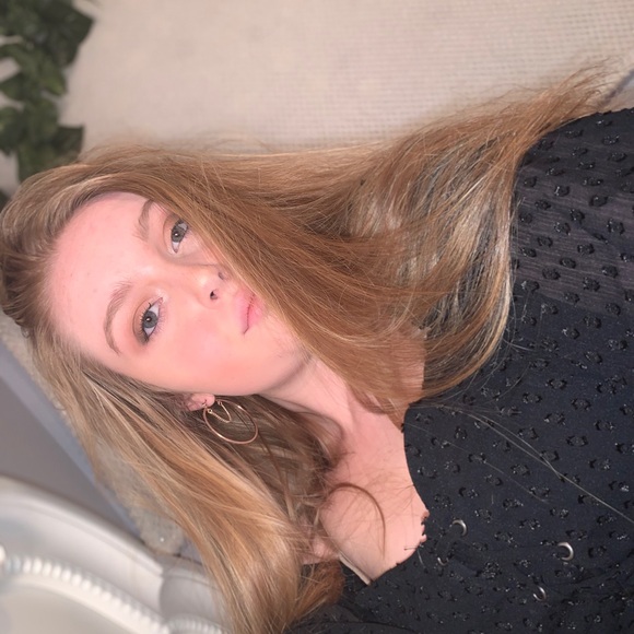 Profile Picture of Ashley Armitage (@afarmitage) on Poshmark