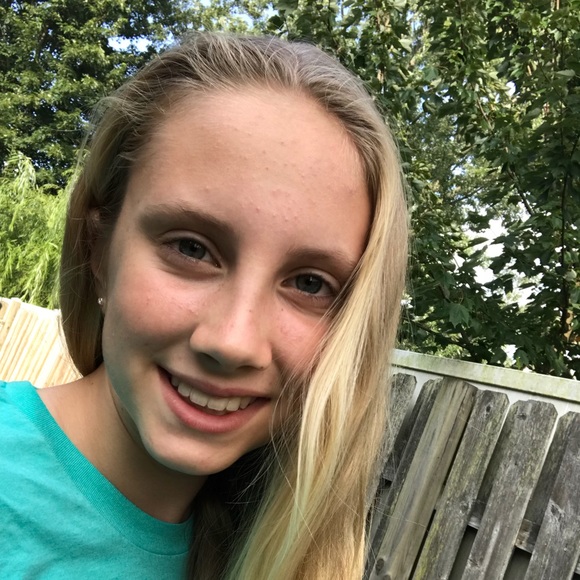 Profile Picture of Abbey H-h (@ahamm23) on Poshmark