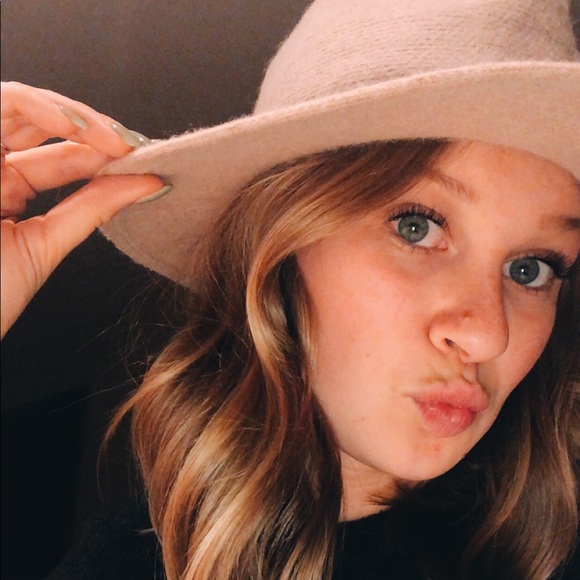 Profile Picture of Gabby Glesner (@gkglesner) on Poshmark