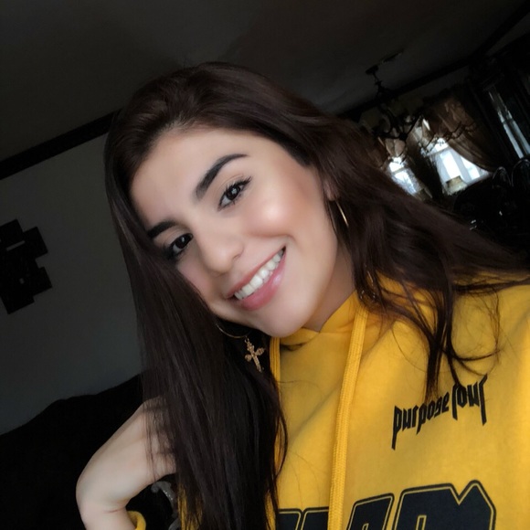 Profile Picture of Kim Leon (@kimberlyleon_) on Poshmark