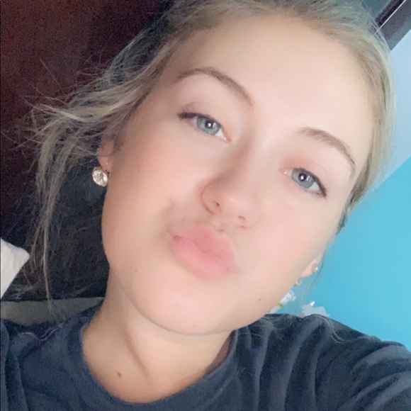 Profile Picture of Haley Singletary (@hsing02) on Poshmark
