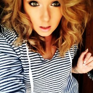 Profile Picture of Elizabeth Danforth (@LizzyDanforth) on Twitter