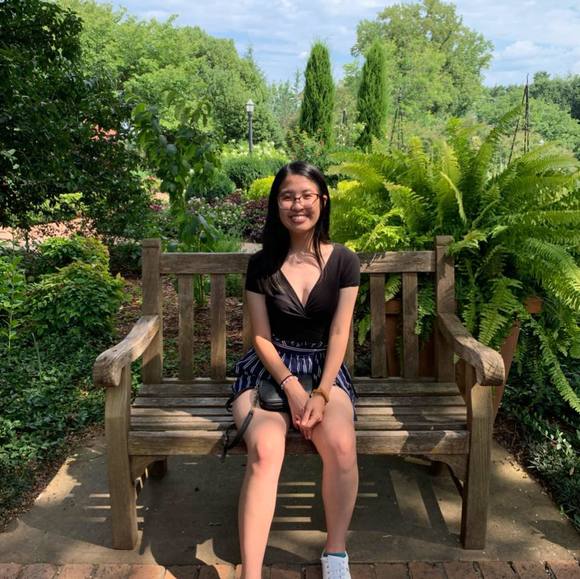 Profile Picture of Laura Trinh (@lauratrinh10) on Poshmark