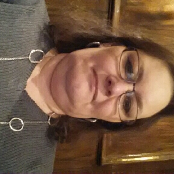 Profile Picture of Kim Honaker (@framer87) on Poshmark