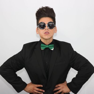 Profile Picture of Andrew Valencia (@TheeAndrewVee) on Twitter