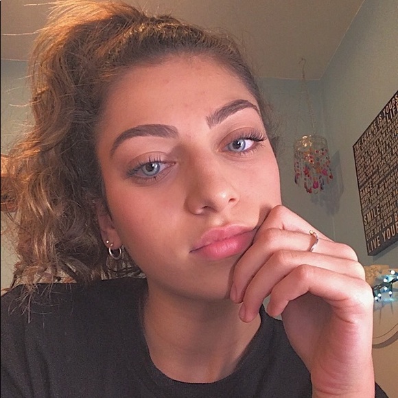 Profile Picture of Ginamarie Lavore (@glavore98) on Poshmark