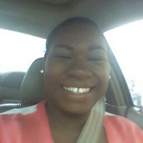 Profile Picture of Sara Dingle (@cokolee) on Poshmark