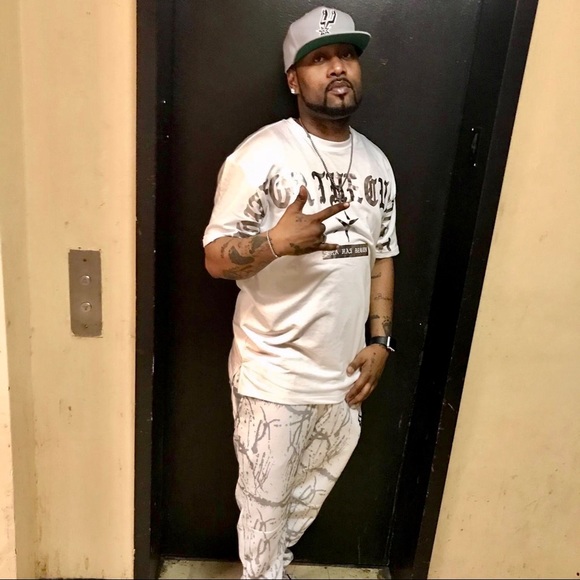 Profile Picture of Shawn Thompson (@shawn35777) on Poshmark