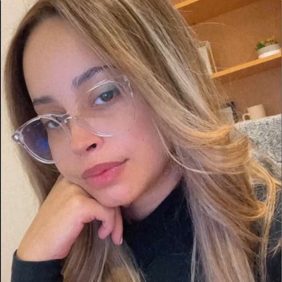 Profile Picture of Amanda Oliveras (@mandeee23) on Poshmark