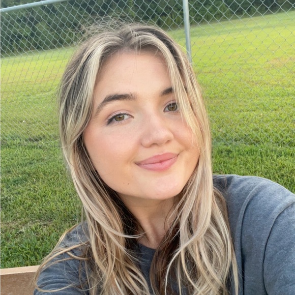 Profile Picture of Emily Simmons (@emilykatrell) on Poshmark