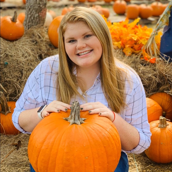 Profile Picture of Sydney Manning (@sydneymanningg) on Poshmark