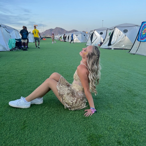 Profile Picture of Elaine Oase (@elainekathryn8) on Poshmark