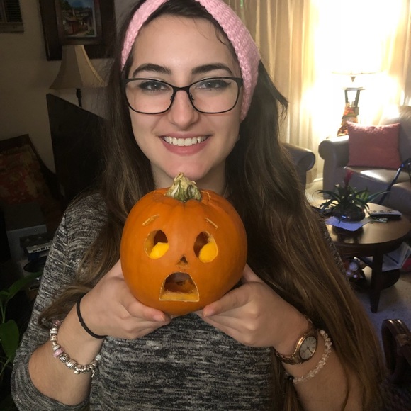 Profile Picture of Yesenia Valdivia (@yvaldivia22) on Poshmark