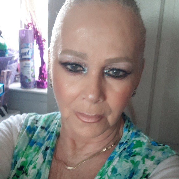 Profile Picture of Christinia Lee (@christiniar) on Poshmark