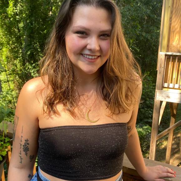 Profile Picture of Bella Javens (@bellajavens) on Poshmark