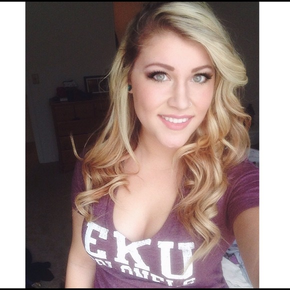 Profile Picture of Carolyne Auermann (@cgauermann) on Poshmark