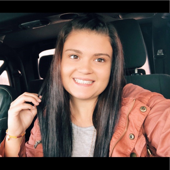 Profile Picture of Eryn Mealer (@eryngracie22) on Poshmark
