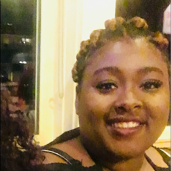 Profile Picture of Allyssa Marshall (@allyssamarshall) on Poshmark