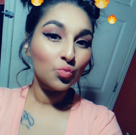 Profile Picture of Amanda Alejos (@amandaalejos) on Poshmark