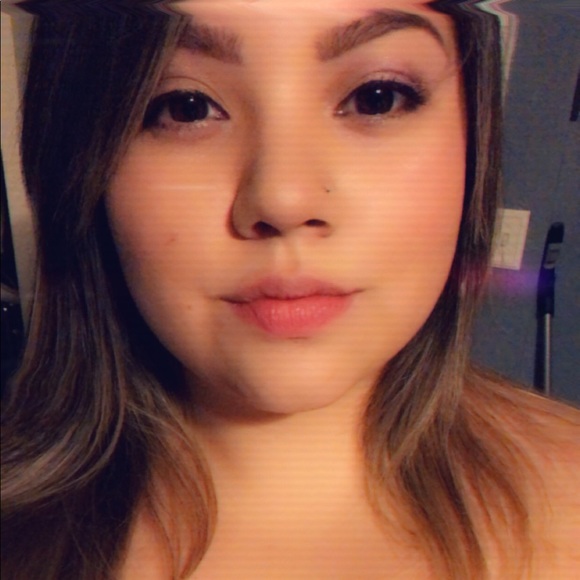 Profile Picture of Julia Pena (@juliee201) on Poshmark