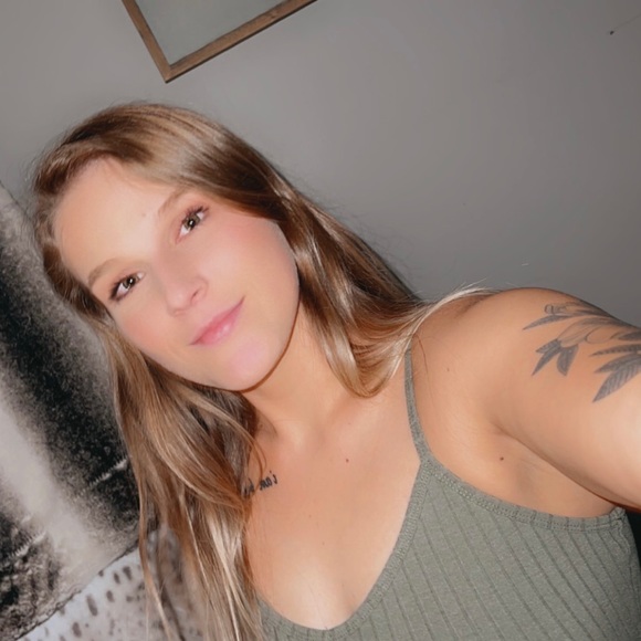 Profile Picture of Ashlee Meyerholtz (@ashmeyerholtz) on Poshmark