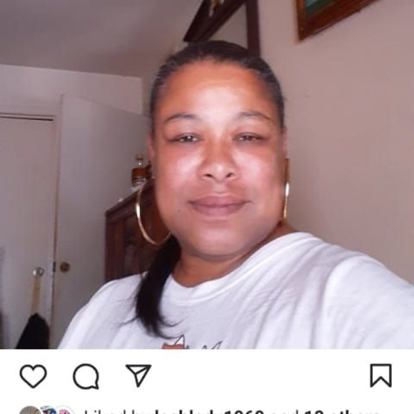 Profile Picture of Nanette Simon (@nanettesimon) on Poshmark