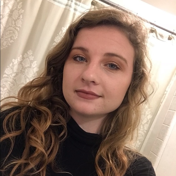 Profile Picture of Ciera Debortoli (@elizbadeath13) on Poshmark