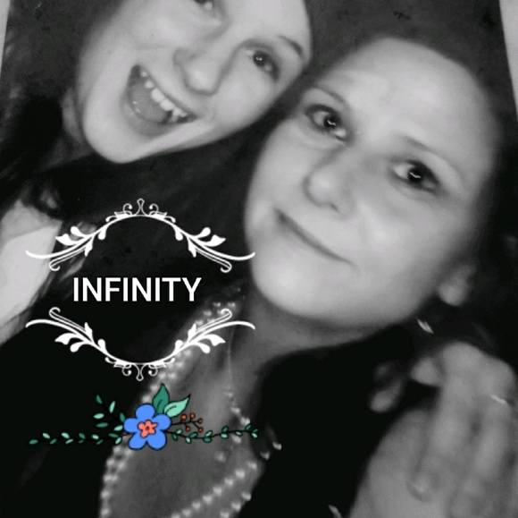 Profile Picture of Lynn Schramm (@lynnmschramm) on Poshmark