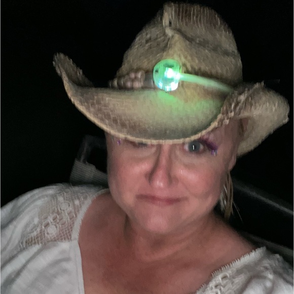 Profile Picture of Holly Helkey (@hollyklarsen) on Poshmark