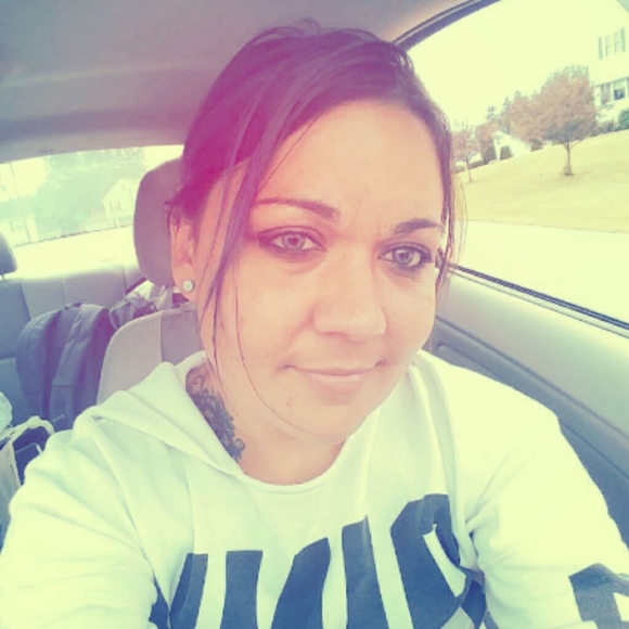 Profile Picture of April Keller (@aprilmkeller) on Poshmark