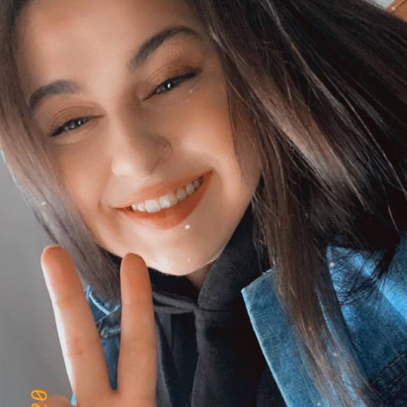 Profile Picture of Lyndsay Rittenhouse (@l_rittenhouse) on Poshmark