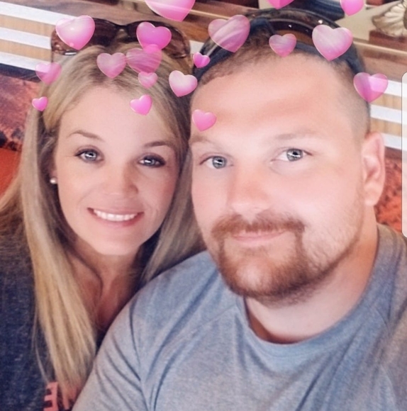 Profile Picture of Melanie Earnest (@melanieearnest) on Poshmark