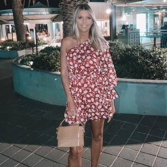 Profile Picture of Katie Tuffery (@kaityrenee1) on Poshmark